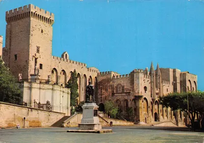 Palais des Papes — vue du château et du monument central — éditeur Georges Rouix, imprimé en Espagne, n° A-20