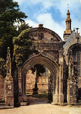 Plogonnec — L'église vue par l'entrée monumentale — Combiér Imprimeur Mâcon