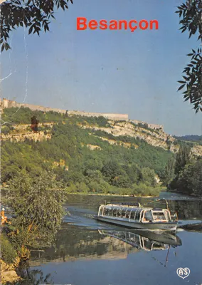 Besançon — vue du fleuve avec bateau touristique et citadelle en arrière-plan — éditeur AS