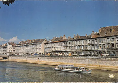 BESANÇON — Vue des quais de la Saône avec bateau touristique — Éditeur AS