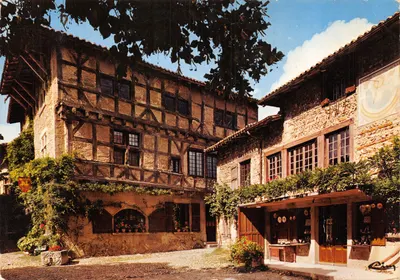 Pérouges (Ain) — Cité Médiévale — Hostellerie du XIIIe siècle et Vieux Cadran Solaire, éditée par S.P.A.D.E.M. (71, S.&L.)