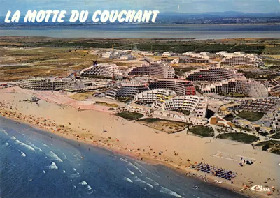 La Motte du Couchant — vue aérienne des hôtels et plage — Imprimerie Combier