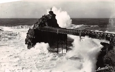 Biarritz - Vague d'équinoxe au Rocher de la Vierge — L. Lavielle, éditeur