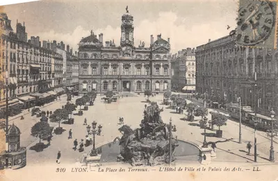 LYON — La Place des Terreaux — L'Hôtel de Ville et le Palais des Arts — LL. — n° 330