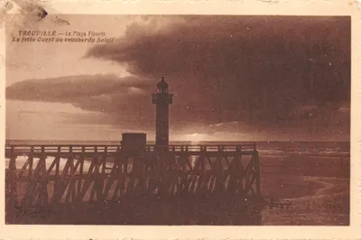 Trouville — La jetée Ouest au coucher du Soleil — éditeur non identifié