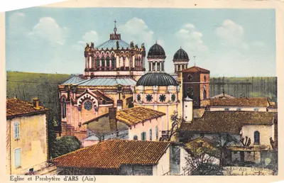 Église et Presbytère d'ARS (Ain) — vue panoramique des bâtiments religieux avec toits en tuiles et ciel nuageux — éditeur VILLE D'ARS (Ain)