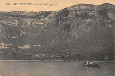 Aiguebelette et le Mont Grelle (1426m) — vue lacustre avec village et barque — éditeur E. Reynaud, Chambéry, n° 2869