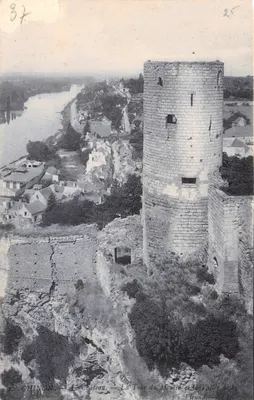 Chinon — Le Château, La Tour du Moulin et la Vallée de la Vienne — LL