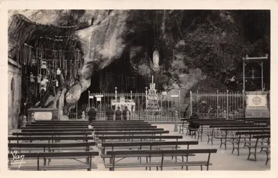 Grotte de Lourdes — Sanctuaire de Notre-Dame de Lourdes — Édition Photo Véritable