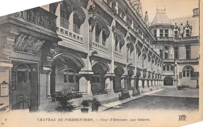 Château de Pierrefonds — Cour d'Honneur, une Galerie. — IMPRIMÉ SUR LA CARTE par ND. Phot. — N° 8