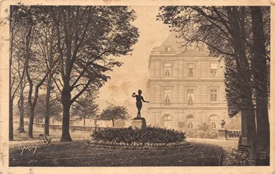 Le Luxembourg vu à travers les Jardins — statue au centre d'un parterre, bâtiment classique en arrière-plan — Édition d'Art YVON, Paris, N° 257