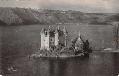 Château de Val — Bort-les-Orgues (Corrèze) — Photo Sully Bort