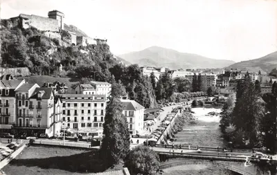 Lourdes (H.-P.) — Le Château-Fort, le Gave et le Pont Saint-Michel — Éd. Lourdes