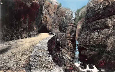 Les Gorges de la Bourne — vue du chemin encaissé entre falaises et ruisseau — Éditions J. Cellard