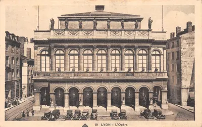 LYON - L'Opéra — façade du théâtre avec statues et voitures d'époque — éditeur C. DES ARTS PHOTO-MÉCANIQUES