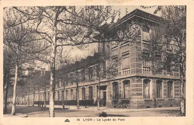 LYON - Le Lycée du Parc — bâtiment d'angle en pierre avec arbres en bordure