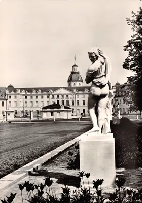 Vénus Kallipygos — statue en pierre dans le jardin du château — éditeur ATB, n° 720/323