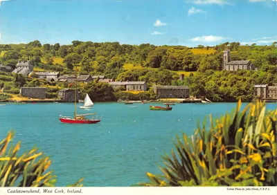Castletownshend, West Cork, Ireland — vue du port avec église et bateaux — éditeur John Hinde Limited