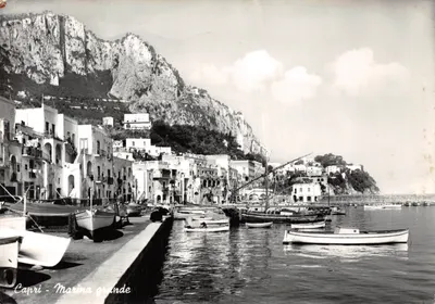 Capri - Marina grande — vue du port avec les maisons blanches et le mont Solaro en arrière-plan — Photo White Capri n°25047