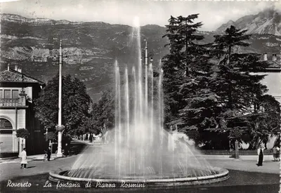 Rovereto — La fontana di Piazza Rosmini — Ediz. M. Plazzer