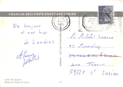 La Reine Elizabeth II — en robe rose et couronne, assise sur un fauteuil doré dans un hall richement décoré — Charles Skilton's Postcard Series n°503 — Verso