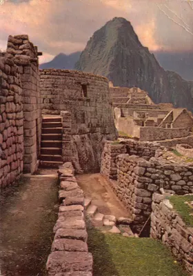 Machu Picchu — vue des ruines avec Huayna Picchu en arrière-plan — Éditions de Arte Rep, Lima