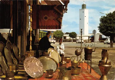 Marché d'Agadir — marchand de cuivres et tapis devant une mosquée — Éditions Couleurs Naturelles, M 451