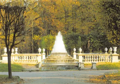 Parc inférieur — Fontaine de la Pyramide — éditeur non visible Peterhof