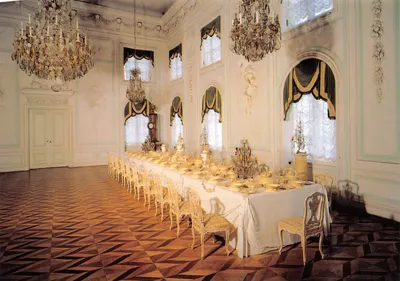 Salle à Manger Blanche — salle à manger blanche ornée de lustres et de boiseries, éditeur non visible  Peterhof