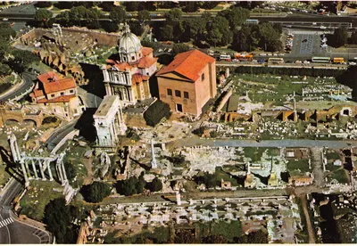Forum Romain — vue aérienne avec ruines et édifice à dôme — éditeur non visible