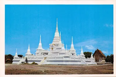 White Pagodas of Wad Asokaram — Samutprakarn, Medle Thailand — éditeur THAI SILPA
