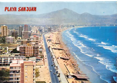 Playa San Juan — Luftbild der Strand und Stadt mit Bergen im Hintergrund — Verlag Comercial Papisa, Nr. 51