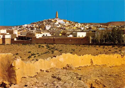 Ghardaïa — vue panoramique de la ville et du minaret sur le sommet — éditeur S.N.E.D. n° 2594