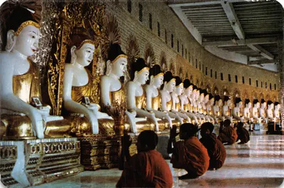 Statues de Bouddha — Sangaing — Photo par Nyaung Oo Po Cho, publiée par U Hla Thwin, Win Moiik Press