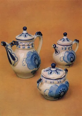 Ensemble de thé en porcelaine — décor bleu sous glaçure — éditeur Z.V. Okulova