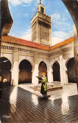 Intérieur de la Mosquée de Sidi-Bou-Medine — vue du minaret et du patio — éditeur Combier Imp. Payès