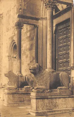 Parma - Cathédrale — Les grands lions de la Porte Maggiore sculptés en 1281 par Giambono da Bissone — Éditeur F.lli Bocchialini, n° 35971