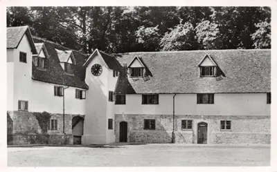 Manoir de Aylesford — vue de l'entrée principale avec tour à cloche — éditeur non visible