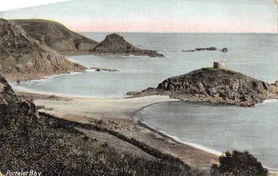 Portelet Bay — vue de la baie avec un petit phare sur une petite île — éditeur Rowes, Cash Stationers, Jersey