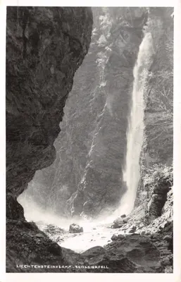 Chute de Schleierfall à Liechtenstein — vue en plongée sur le canyon glaciaire — éditeur Liechtenstein-Schleierfall