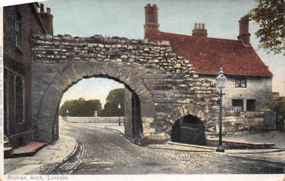 Roman Arch, Lincoln — ruine en pierre avec maison à toit de tuiles — J. W. RUDDOCK PUBLISHER LINCOLN, N° 2025