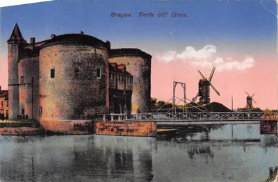 Bruges. Porte St Croix — porte fortifiée avec tours rondes et moulin à vent en arrière-plan, éditeur I. N. & Co. Br