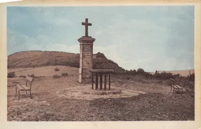 Croix de chemin — monument surmonté d'une croix, avec bancs et fontaine — éditeur Coll. Berger, Neuville-sur-Saône