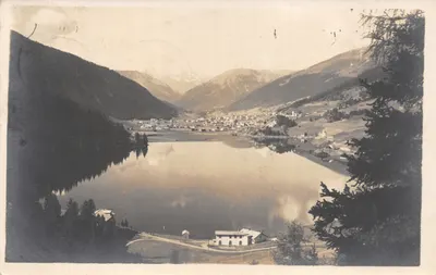 Lac de l'Alpine — vue panoramique avec village au bord — éditeur non visible