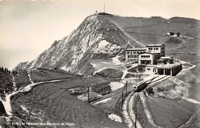 Hôtel et Sommet des Rochers de Naye — vue panoramique avec télésiège et bâtiment d'exploitation — éditeur Léman Ganguin & Laubscher S.A. Montreux