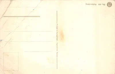 Rue pavée avec maison à colombages — passage sous arcade avec balcon fleuri — Paul Hanns, n° 404 — Verso