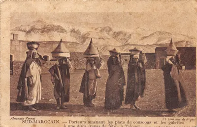Porteurs amenant les plats de couscous et les galettes à une diffa — SUD-MAROCAIN — Almanach Vermot