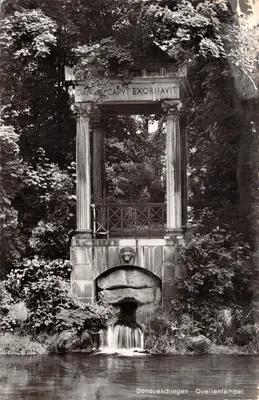 Donaueschingen - Quellentempel — temple à la source avec inscription latine et cascade, éditeur Hersteller und Verlag Schöning & Co