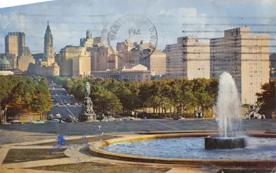 Benjamin Franklin Parkway, Philadelphie — vue de l'horizon sur le musée d'Art et les bâtiments modernes — Pub. by Art Color Card Distributors