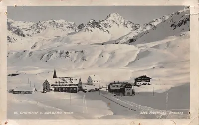 St. Christoph a. Arlberg 1800m — vue du village enneigé avec édifice à clocher — Photo Risch-Lau Bregenz